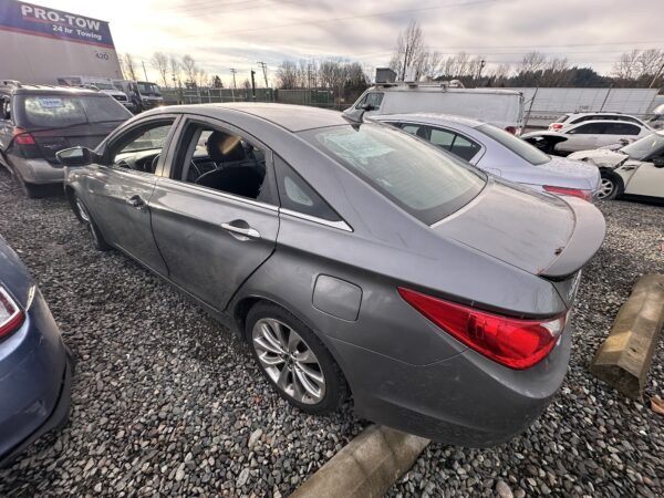 46606: 2011 - Hyundai - Sonata - Image 2