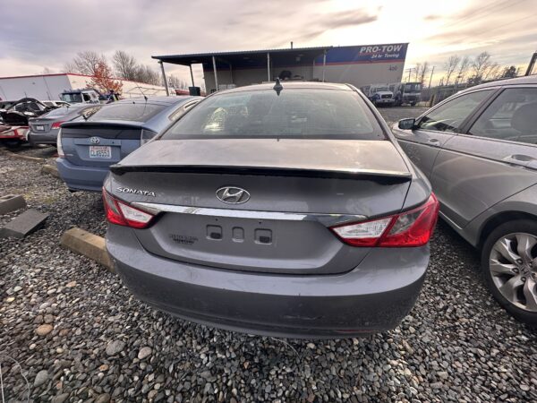 46606: 2011 - Hyundai - Sonata - Image 4