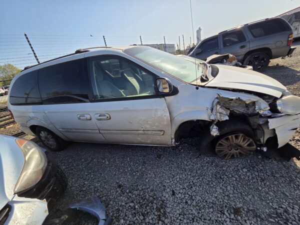 47438: 2006 - Chrysler - Town and Country - Image 3