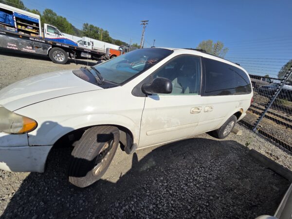 47438: 2006 - Chrysler - Town and Country - Image 2